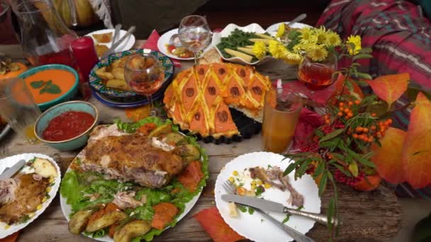 Thanksgiving restjes. Onverzorgde maaltijden op de feesttafel. Familie diner verlies. Voedsel en drank afval. Overblijfselen van vakantiedagen in de prullenbak gooien — Stockvideo