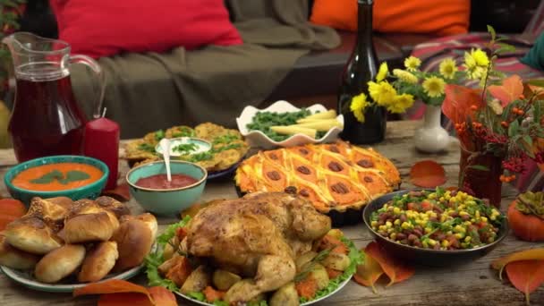 Table de vacances de Thanksgiving. Plats traditionnels d'automne - dinde, tarte aux citrouilles maison, pommes de terre cuites au four, petits pains. Dîner familial à la maison. Festival de la récolte — Video