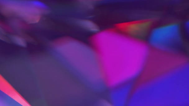 Свет сквозь кристалл и дым. Размытый неоновый голубой бирюзовый фиолетовый розовый абстрактный фон для отдыха — стоковое видео