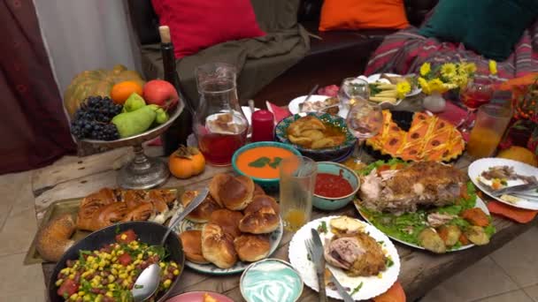 Turkey Leftovers after Thanksgiving Dinner. Food loss and waste. Empty plates and uneaten food on the festive table. Leftover stuffing and gravy from holiday meals. Throwing in the trash — Stock Video