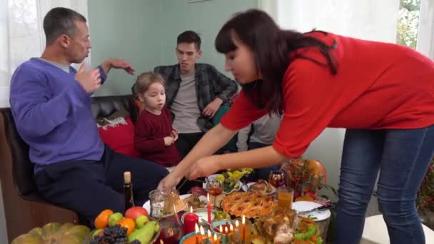 Un'autentica famiglia ebrea con bambini a un tavolo festivo. Luci di Minorca. Hanukkah o festa di Chanukah — Video Stock