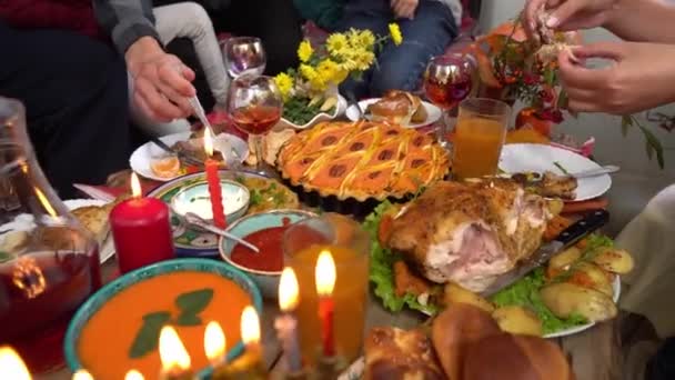Chanuka - Židovský festival světel. Menorah svíčky. Slavnostní večeře Chanuky doma s rodinou. Tradiční košer jídlo a pití na stole - sufganiyot, latkes, tvarohová a sýrová moučka — Stock video