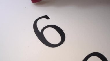 Kırmızı işaretli son teslim tarihi 6. Takvim etkinliği planlayıcısı. Bir el, takvimdeki tarihi kırmızı bir kalemle işaretliyor. Ayın altıncı günü.