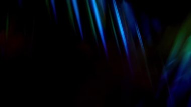 Kristal prizma parlak gökkuşağı renklerinde ışığı kırıyor. Cam koyu mavi metalik holografik arka plan. Noel ve yeni yıl tatili ve parti için güzel neon sihirli arka plan