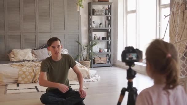 Mladý atraktivní student nahrává video blog na kameru z obýváku. Sociální sítě, Sociální média Blog