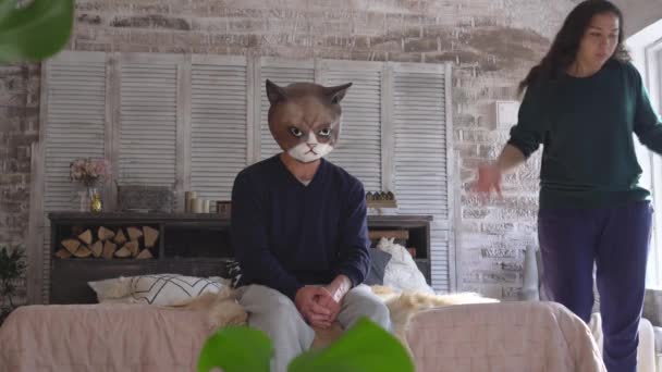 Sorglig depressiv lat passiv man i kattmask. Ett gift par grälar. Frun skäller på sin man. Stressad katt ser frustrerad tänkande av pengar skuld, budget förlust, arbetslöshet, konkurs — Stockvideo