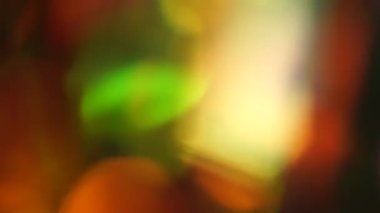 Parlayan Çoklu Renkli Yumuşak-Odaklı Işıklar yanıp sönüyor. Mutlu noeller. Mutlu yıllar. Lens Bokeh. İşaret fişeği. Karanlık Arkaplan