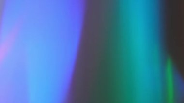 Pastel holografik tek boynuzlu at mor mavi renkli ışınlar ve parıltılar. Optik Kristal Prizma Işınlar. Soyut ışık animasyonu. Gökkuşağı ışığı arka planda parlar veya üstüste konur