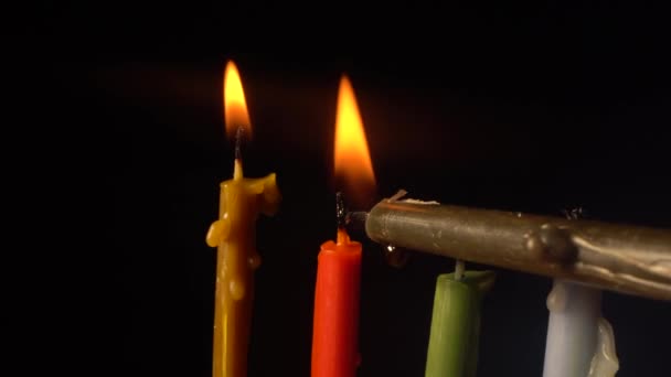 Ханука - еврейский праздник огней. Ночное освещение меноры — стоковое видео