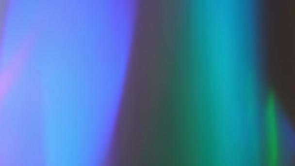 Pastel ολογραφικό μονόκερω μωβ ροζ μπλε ακτίνες χρωμάτων και τα βλέμματα. Οπτικές κρυστάλλινες σφαίρες. Αφηρημένη κίνηση φωτός. Ουράνιο τόξο φως φωτοβολίδες φόντο ή επικάλυψη — Αρχείο Βίντεο