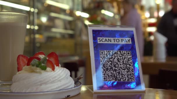 QR-код бесконтактный дисплей оплаты в ресторане. Чтобы использовать QR-код оплаты, потребители сканируют QR-код, отображаемый продавцом с помощью телефонов, чтобы оплатить товар. Шопинг — стоковое видео