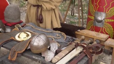 Romalı lejyoner metal teçhizat ve silahlar. Miğfer ve zırh, Scutum veya kalkan, Gladius veya kılıç. Antik Roma Ordusu