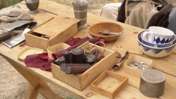 Een middeleeuws geldschieter was een bekwaam middeleeuws vakman, hij maakte de munten. Een middeleeuwse geldschieter werkte vanuit zijn winkel in middeleeuwse steden — Stockvideo