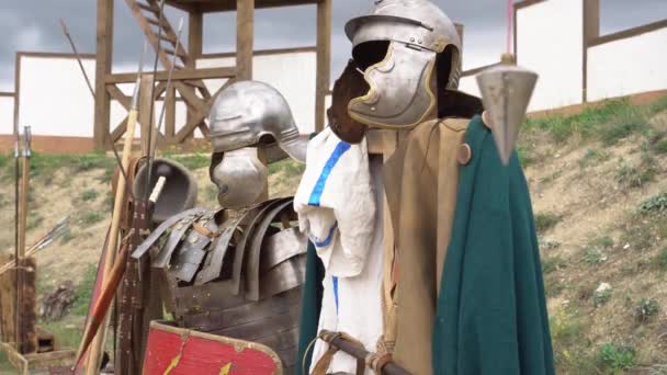 Helm dan baju besi, perisai Scutum, pedang Gladius Pasukan Romawi peralatan logam. Militer Romawi kuno — Stok Video