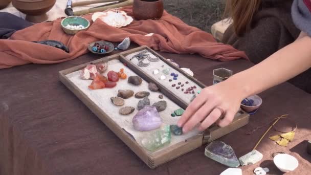 Histórico antigo antigo joalheiro grego. Pedras preciosas, cristal, metais e jóias — Vídeo de Stock