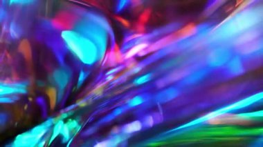 Tatil neon ışıkları. Noel için soyut bir geçmiş ve mutlu yıllar. Metalik altın, koyu mavi ve mor. Parti için neşeli holografik modern arka plan. Bulanık parıltı. Aurora Borealis