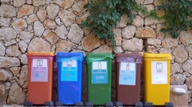 Plastik kağıt metal cam organik atık ayıklama. Farklı Renkli Geri Dönüşüm Çöp Kutuları açık havada. Atık toplamayı ayır