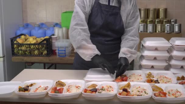 Wolontariusz Banku Żywności. Jedzenie na wynos na ciepło w plastikowym opakowaniu jednorazowym — Wideo stockowe