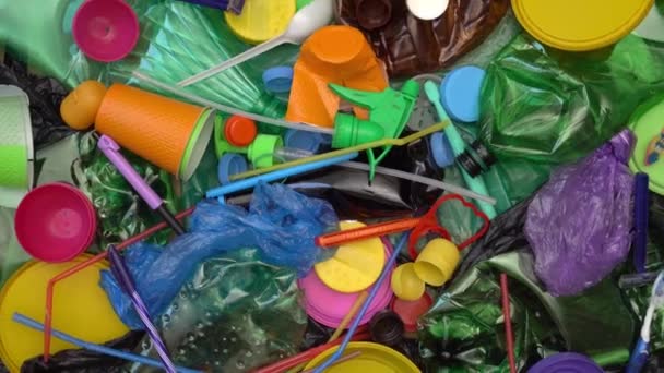 Huishoudelijk plastic afval. Lege plastic flessen water, wegwerpdrinkbuizen, lichaamsverzorgingsproducten en verpakkingen van huishoudelijke chemicaliën worden in de prullenbak gegooid. Milieuverontreiniging — Stockvideo