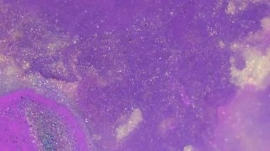 Mor pembe parlak sıvı kozmetik parıldayan ürün. Soyut simli sıvı metalik arkaplan. Çok güzel bir madde akıyor. Makro. Hareketli karışık renkli mürekkep