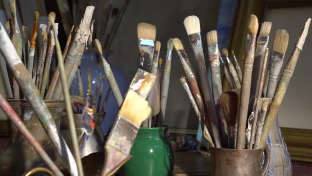 Taller o clase de arte de artistas. Herramientas de Arte Profesional para Artista, Escultor y Arquitecto. Pinceles, pinturas al óleo, paleta, lienzo y caballete — Vídeos de Stock