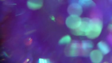 Kristal prizma parlak gökkuşağı renklerinde ışığı kırıyor. Cam koyu mavi metalik holografik arka plan. Noel ve yeni yıl tatili ve parti için güzel neon sihirli arka plan