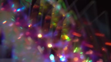 Neon çok renkli parlıyor. Huysuz pembe, mor ve deniz mavisi fütüristik bir alev. Noel partisi için ışık gösterisi. Soyut holografik yanardöner tatil arka planı