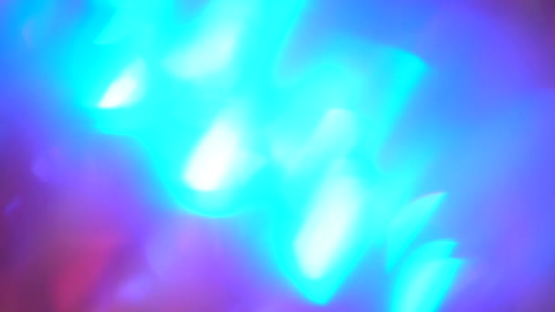 Luces de Navidad. Decorativo borroso neón rosa púrpura azul abstracto moviendo fondo festivo. Brillante y deslumbrante. Luces y rayos a través de un cristal de vidrio — Vídeos de Stock