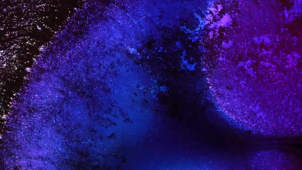 Neon blauw violet donker paarse kleuren inkt. Vloeibare kleurrijke verbazingwekkende organische achtergrond. Explosie in sterrenstelsel cluster. Oog van God, Helixnevel, Planetaire nevel, Oerknal, Buitenruimte, Universum, Sterrenstof — Stockvideo