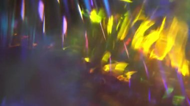 Noel ışıkları. Kristal prizma parlak gökkuşağı renklerinde ışığı kırıyor. Elmas neon mor holografik arka plan. Mutlu noeller. Mutlu yıllar..