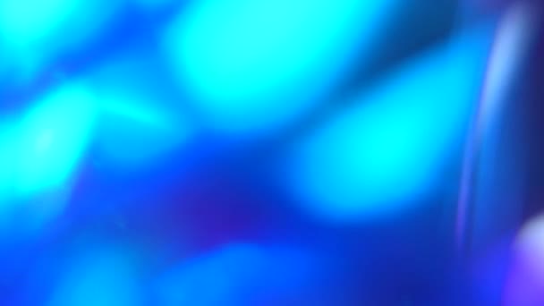 Gradiente suave rosa azulado azulado púrpura, destello de lente. Fondo mágico abstracto holográfico para la noche de Navidad. Luces destellos bokeh destellos — Vídeo de stock