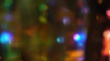 Parlayan Çoklu Renkli Yumuşak-Odaklı Işıklar yanıp sönüyor. Mutlu noeller. Mutlu yıllar. Lens Bokeh. İşaret fişeği. Karanlık Arkaplan