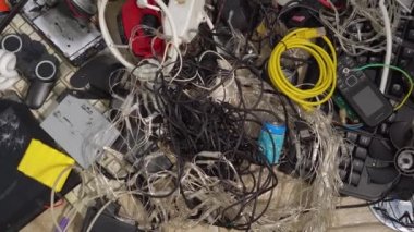 E-atık, kullanılmış elektronik eşyalar, elektronik hurda parçaları, zararlı malzemeler. Geri dönüşüm ve e-atıkların atılması. Kusurlu, bozuk ve eski elektronik ekipmanlar..