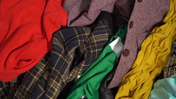 Textilhulladék újrahasznosítása. Divatipari textilhulladék-probléma — Stock videók