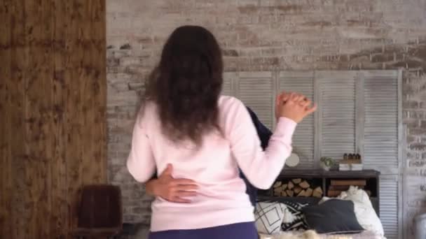 Feliz casal maduro de meia-idade dançando na sala de estar moderna — Vídeo de Stock