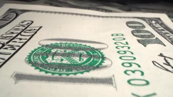 Концепція різдвяних витрат. 100-доларові гроші Сполучених Штатів Америки дуже близькі. Портрет Франкліна на аркуші паперу. Бізнес, доходи та витрати. — стокове відео