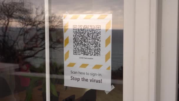 Covid-19 L'application de recherche des contacts. Les restaurants et autres installations de loisirs sont censés afficher un code QR unique à l'entrée de chacune de leurs propriétés. Numériser un code à barres QR pour enregistrer — Video