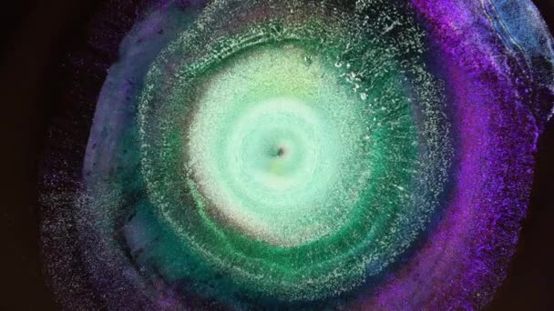 Tinta alcoólica violeta roxa verde misturada. Fundo espacial mágico abstrato. Reacção química macro. Explosão e respingo de cores — Vídeo de Stock