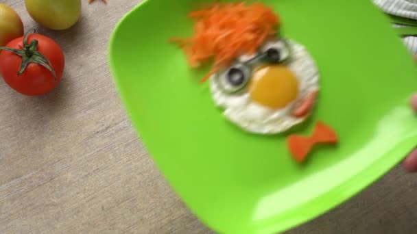 Food Art Snack for Kids. Cute face on a plate. A mother prepares a healthy breakfast for a child — Stock Video