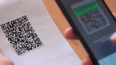 Smartphone 'daki QR kod tarayıcısı kapat. Covid-19 ve aşı verileri. QR Kod Okuyucu Uygulaması. QR kod ödemesi, ticari takip, eğlence ve ulaşım bileti, ürün etiketleme