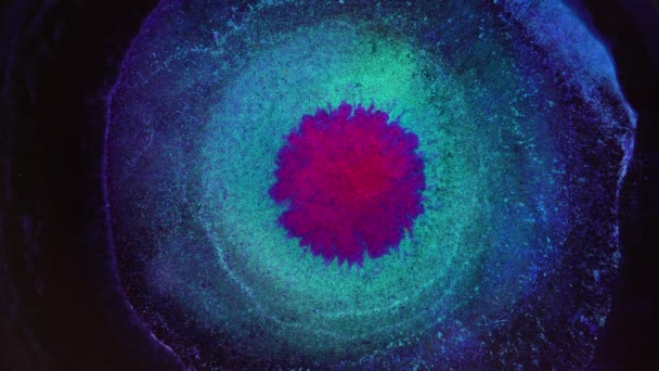 Πράσινο μωβ βιολετί μπλε ροζ αλκοολούχο μελάνι αναμειγνύεται. Αφηρημένο φόντο μαγικό χώρο. Μακροχρόνια χημική αντίδραση. Έκρηξη και βουτιά χρωμάτων — Αρχείο Βίντεο