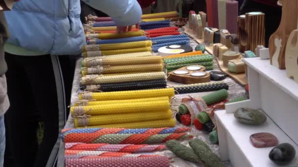 Kunsthandwerker verkaufen auf dem Weihnachtsmarkt handgefertigte Wachskerzen. Kleinunternehmen — Stockvideo