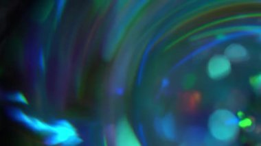 Optik Dent 'li Holografik Gökkuşağı Mavi Mor Noel Balosu. Yuvarlak mavi bir elmasta ışık kırılması, Bokeh parıltısı parlaklığı.