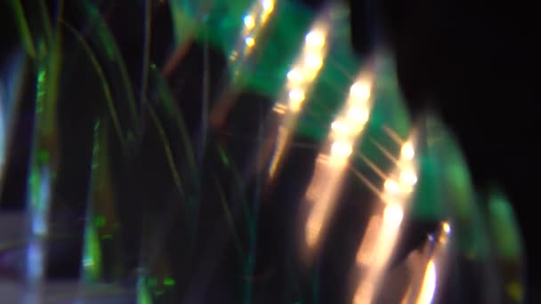 Prisma de cristal refractando la luz en colores vivos del arco iris, destello de la lente. Fondo holográfico de neón púrpura de vidrio. Efecto sacudida — Vídeos de Stock