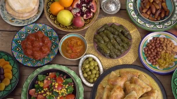 Vista superior de la mesa musulmana festiva. Comidas halales tradicionales de carne de sacrificio y dulces orientales. Día de fiesta musulmán Eid al-Adha, Fiesta del Sacrificio mesa establecer vista superior. — Vídeos de Stock