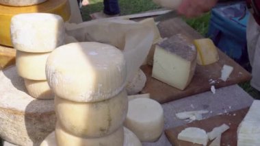 Bir çiftçi, taze ve yıllanmış keçi peyniri pazarında satar. Keçi peyniri ve yerel üretim yiyeceği. Sürdürülebilir çiftçilik, çiftçilik