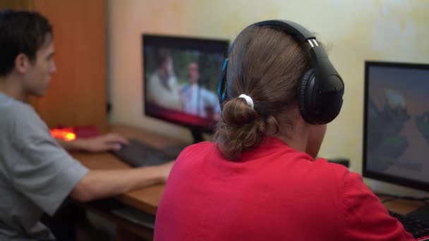 Adolescentes vício em jogos de azar online. Multiplayer arena de batalha online. Clube de computador de jogos noturnos — Vídeo de Stock