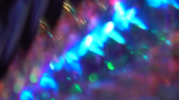 Cristal prisma refrator luz em cores vivas do arco-íris. Diamante neon roxo fundo holográfico. Feliz Natal de Natal. Feliz Ano Novo. — Vídeo de Stock