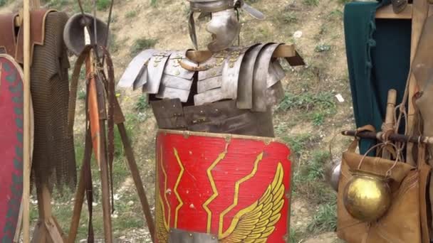 Hjälm och rustning, Scutum sköld, Gladius svärd - romersk legionär soldat metall utrustning. Militär från antikens Rom — Stockvideo