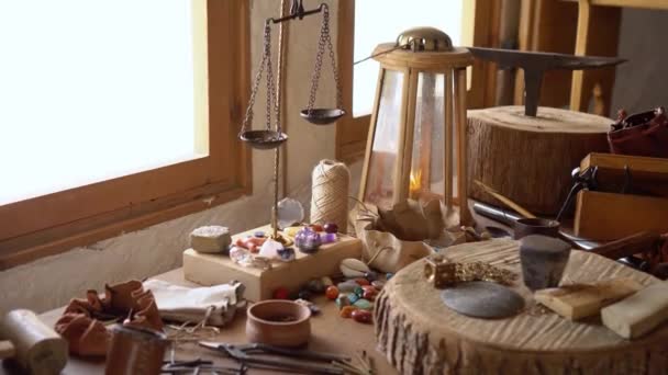 Maître artisan médiéval en atelier d'orfèvrerie. Europe Artisans travaillant, la création de bijoux en or par des outils. Fabrication de bijoux — Video